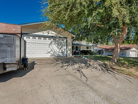 3rd image of 3630 Summit Dr