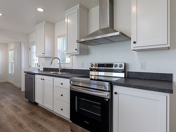 3rd image of 749 Riddle Dr