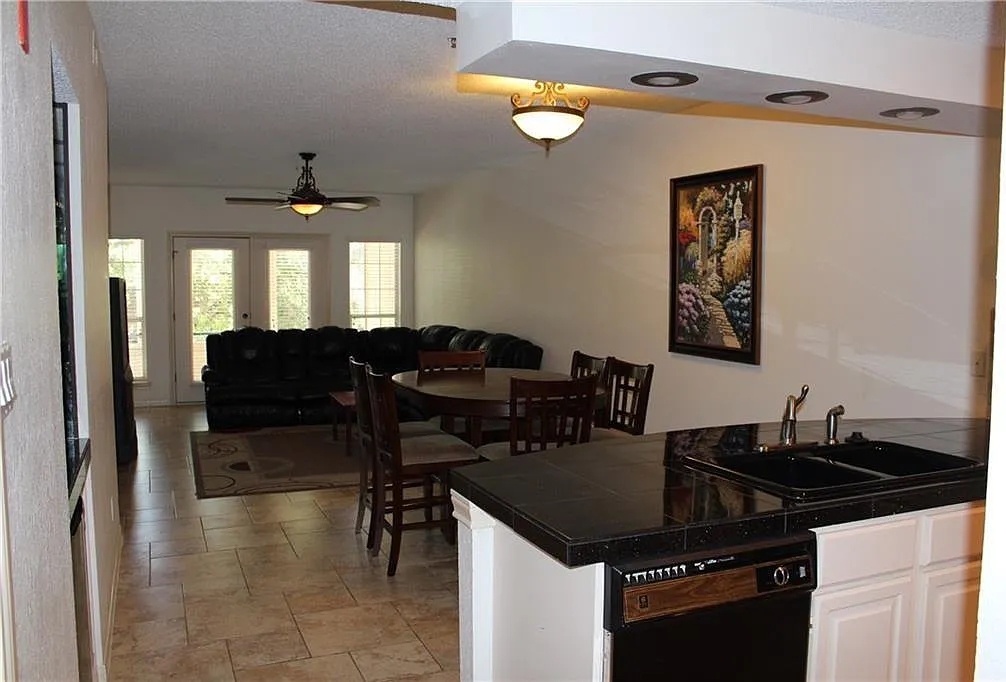 2 bed, 2.0 bath, 1182 sqft, $1,800 — Photo 2