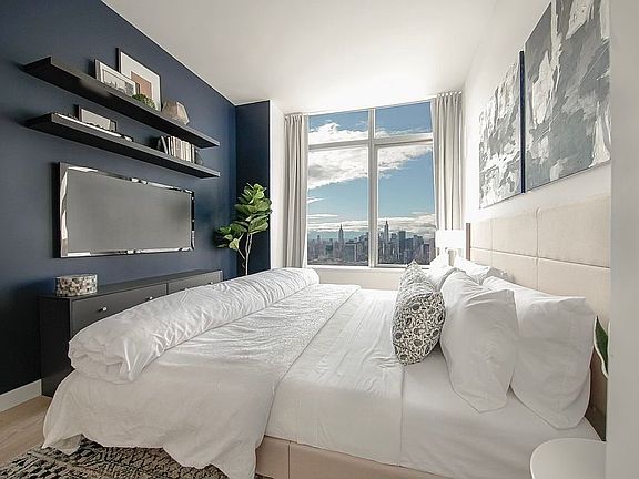 4th image of 3 Court Sq #Penthouse 402