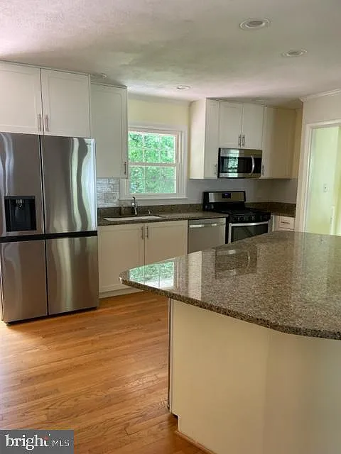 3 bed, 2.0 bath, 1188 sqft, $3,650 — Photo 3