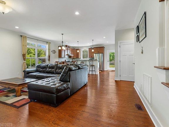 4th image of 916 Kentwood Dr