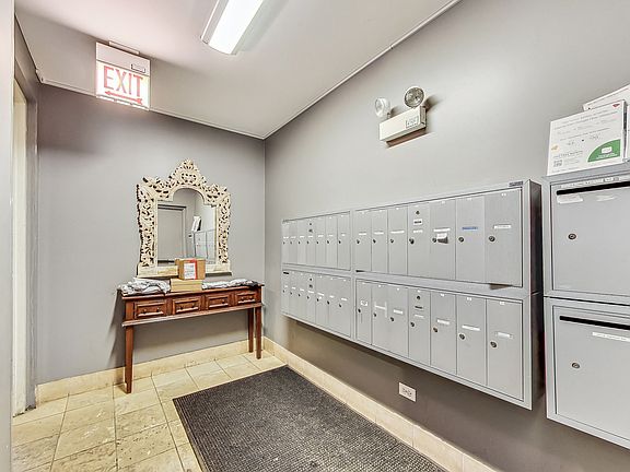 4th image of 4751 N Artesian Ave APT 407