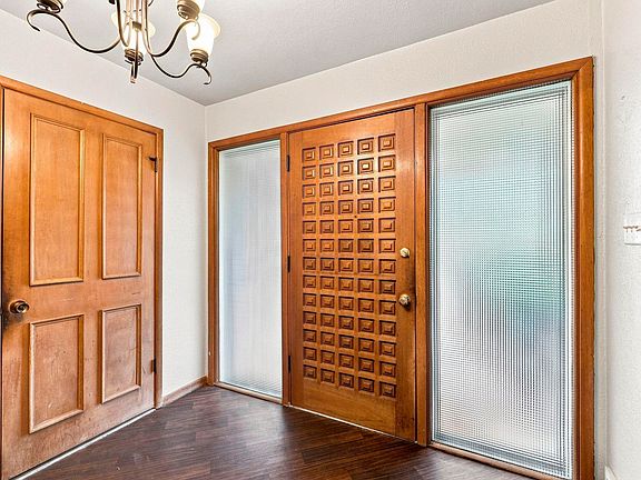 5th image of 608 Roxbury Ct