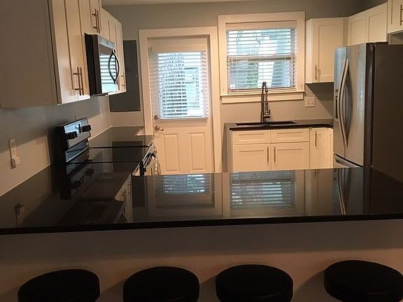 3rd image of 325B Grace Ave