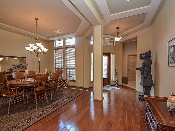 Open entry way flowing into the formal dining and onto living area and kitchen.