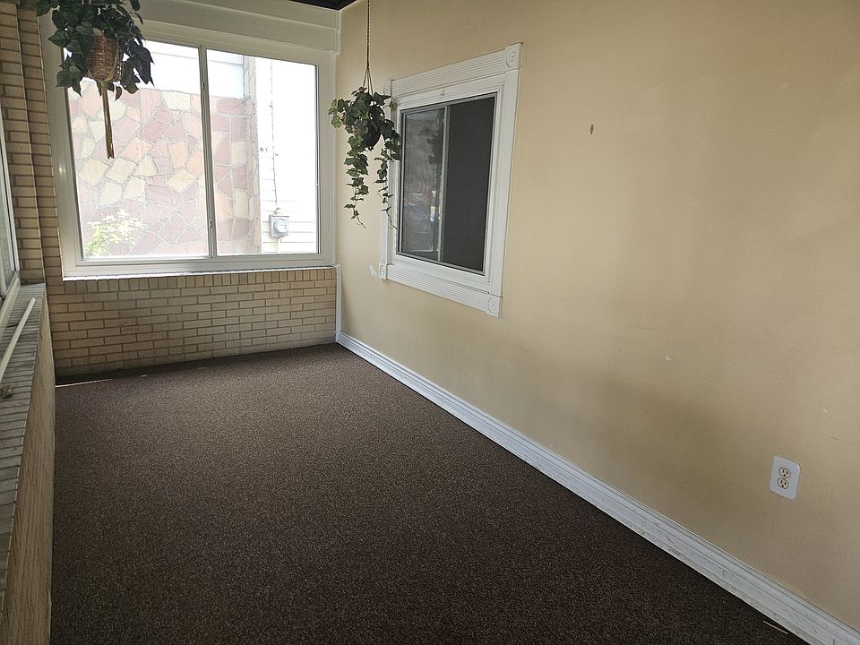 Enclosed porch/sunroom.