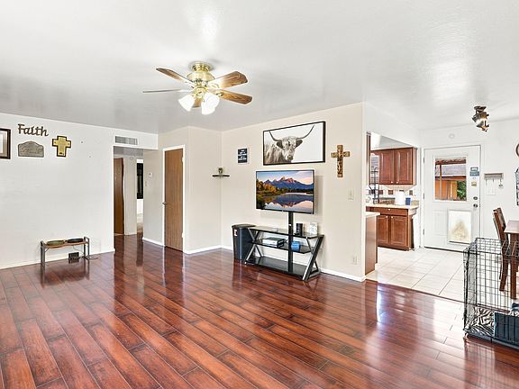 5th image of 203 W Chateau Cir