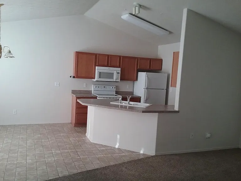 745 Caswell Ave W — Photo 5