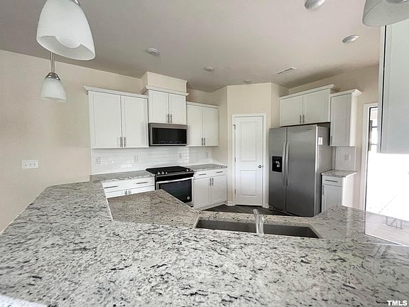 4th image of 144 Eagleson St