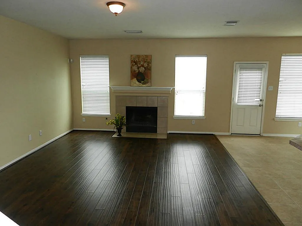 4 bed, 2.5 bath, 2349 sqft, $2,195 — Photo 3