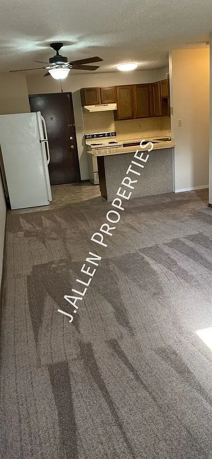 Rarely Available 1 bed, 1 bath — Photo 2