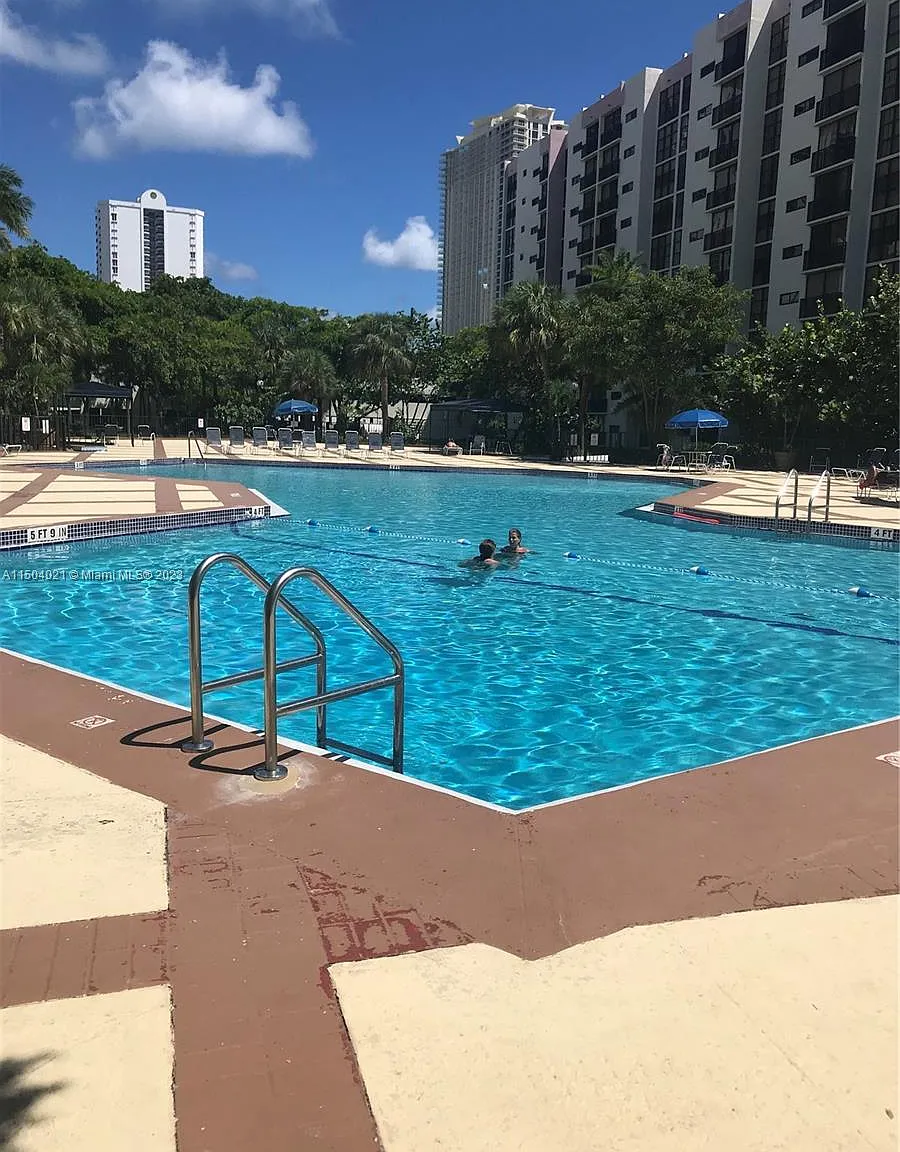 1 bed, 1.5 bath, 767 sqft, $1,700 — Photo 2