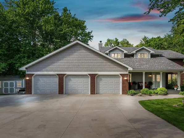1096 Golden Oaks Ln, Hudson, WI 54016