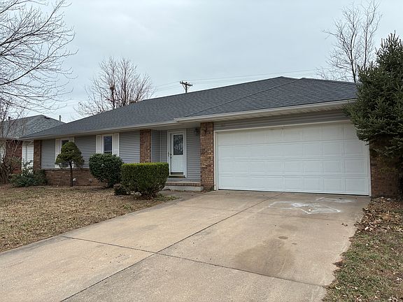 3rd image of 302 W Hunter Dr