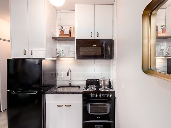 3rd image of 1622 N California Ave APT 313