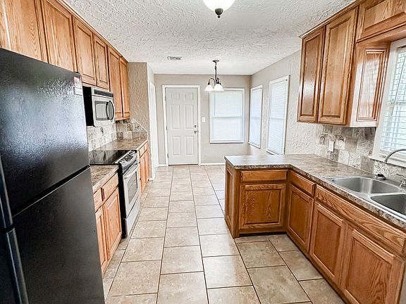 5th image of 735 NW 32nd St