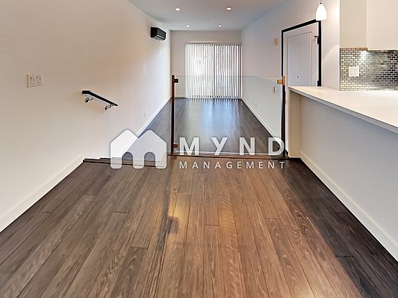 2nd image of 2104 Columbia St #7