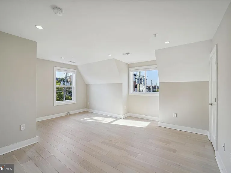 901 Lawrence St NE — Photo 10