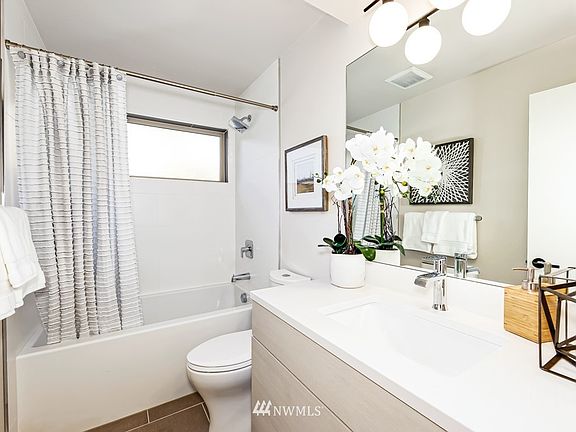 4th image of 2728 B NE 115th Street