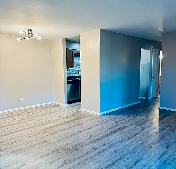 1208 E Schaub Dr — Photo 2