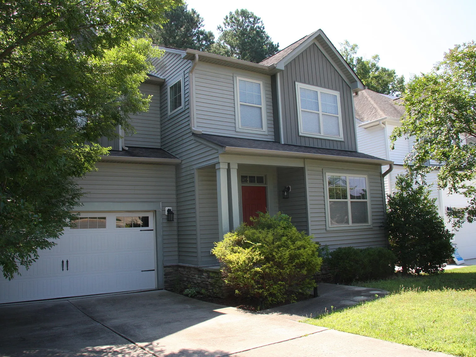 5 bed, 2300 sqft, $2,600 — Photo 2