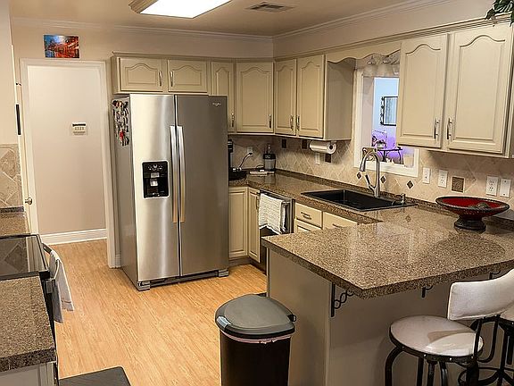 3rd image of 513 E Bayou Rd