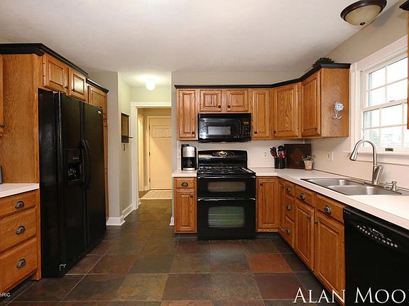 5th image of 7033 Crescenda Dr NE