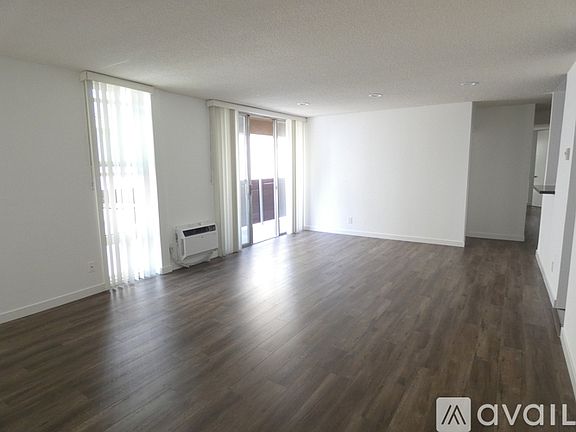 3rd image of 1617 N Poinsettia Pl #306