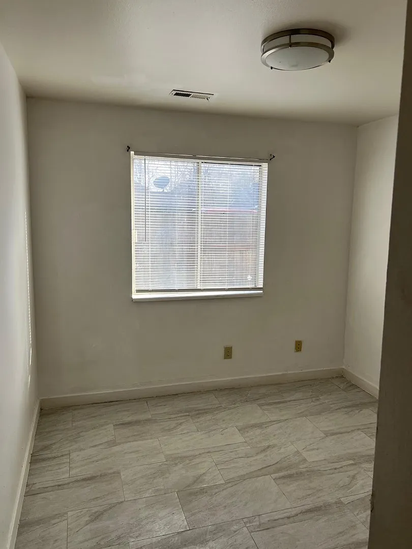 325 N 700 W - 34 — Photo 3