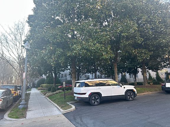 4th image of 2737 Devonshire Pl NW