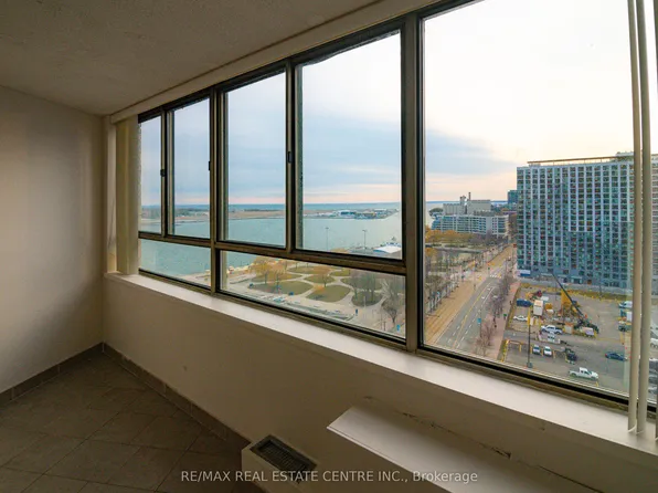 270 Queens Quay W #1504, Toronto, ON M5V 3J2