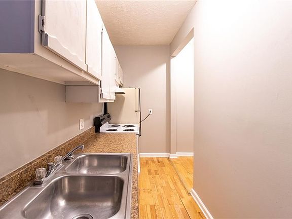 4th image of 3546 Balsam Ave #8