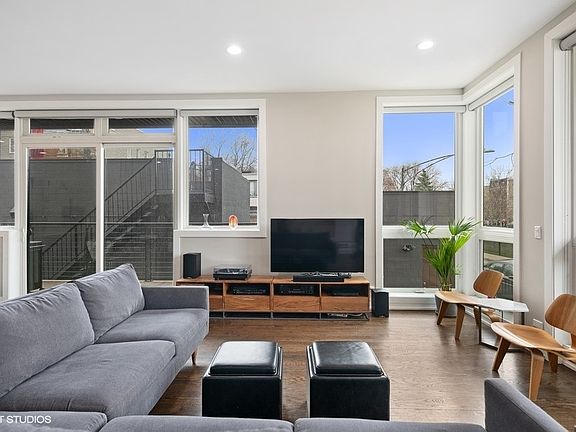 4th image of 2208 N Oakley Ave #1N