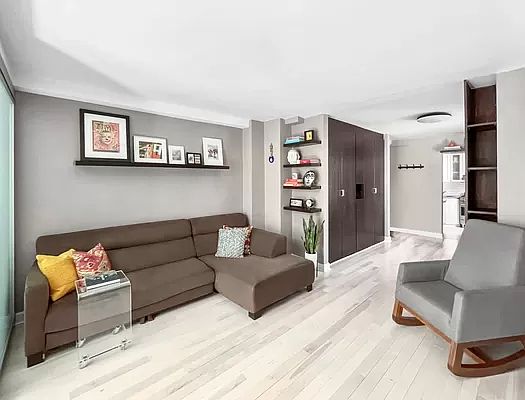 3rd image of 105 W 13th St APT 5A