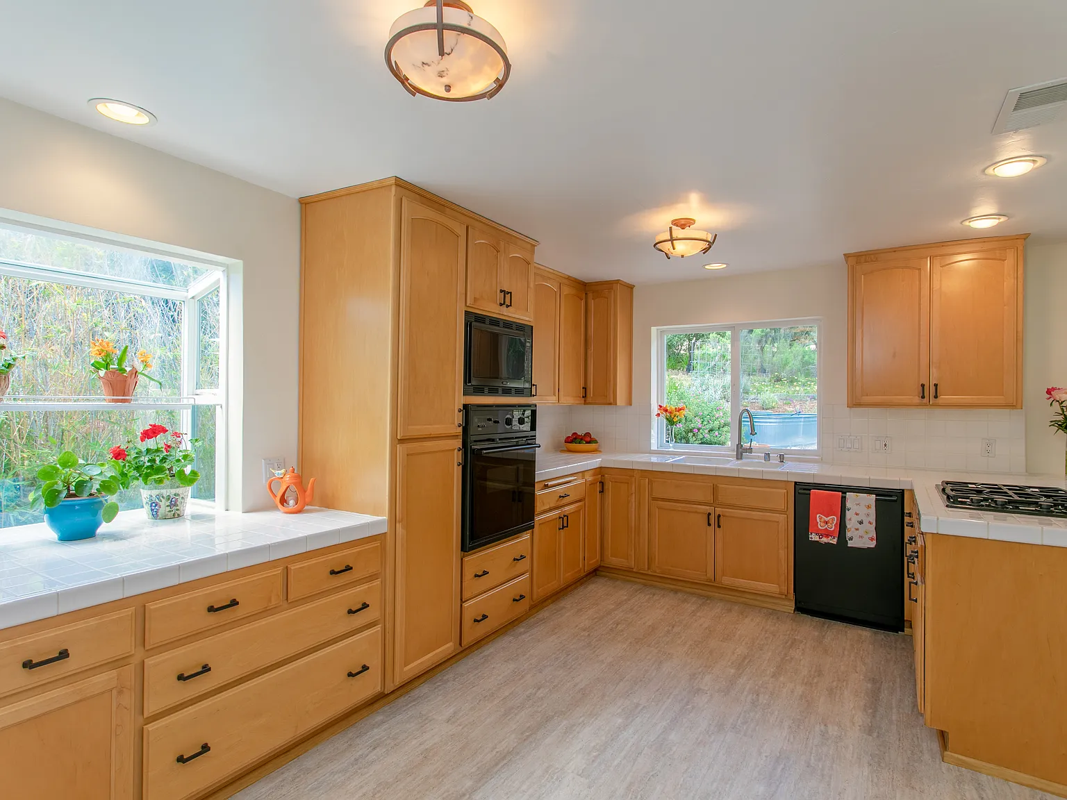 3 bed, 1847 sqft, $6,950 — Photo 4