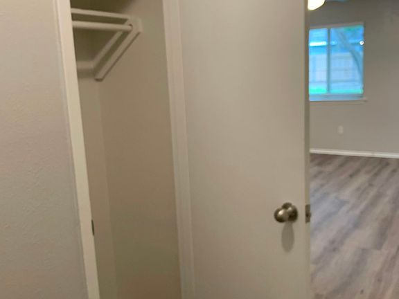 5th image of 404 Live Oak Dr