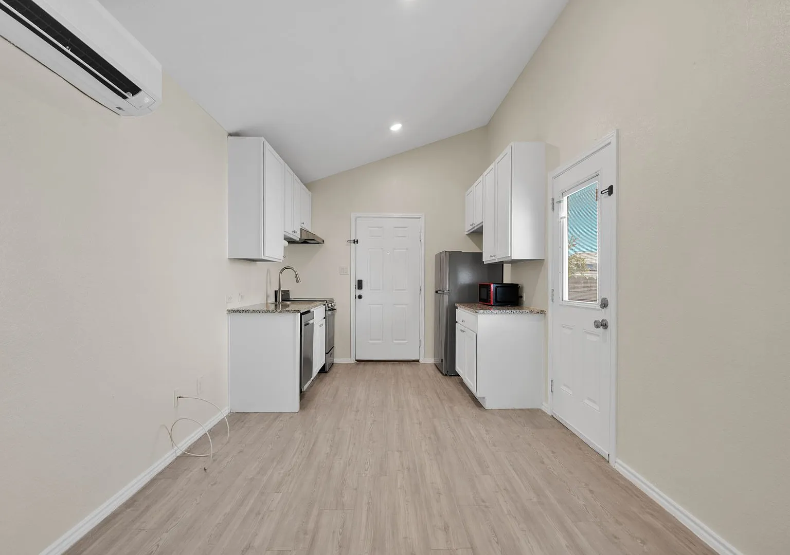 Cozy 1 Bed 1 Bath Home- San Antonio's Northeast Side Near Randolph AFB! — Photo 3