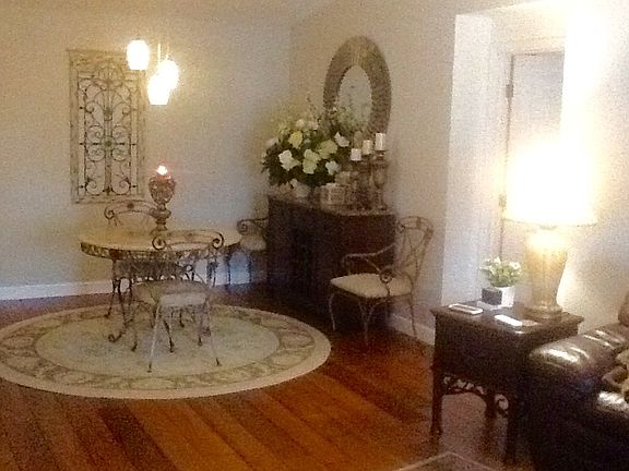 Dining area/vaulted ceilings
