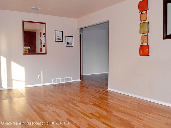 5th image of 8605 Camellia St