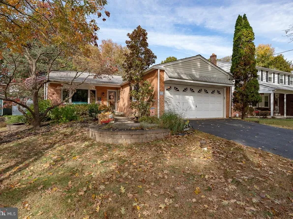 608 Old School House Dr, Springfield, PA 19064