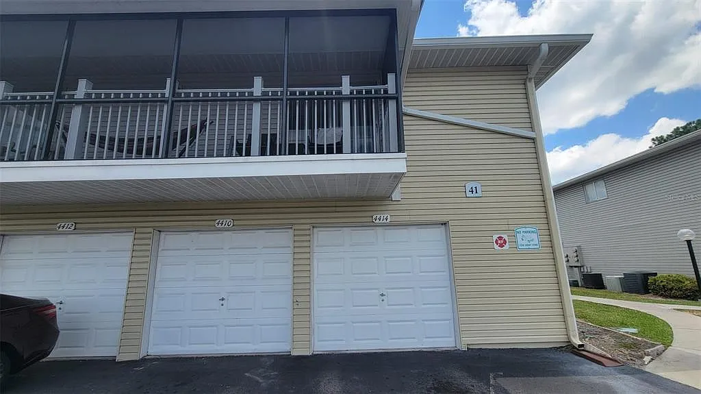 2 bed, 1.5 bath, 909 sqft, $1,800 — Photo 2