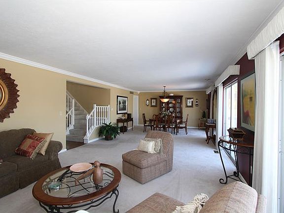 3rd image of 6 Old Duxbury