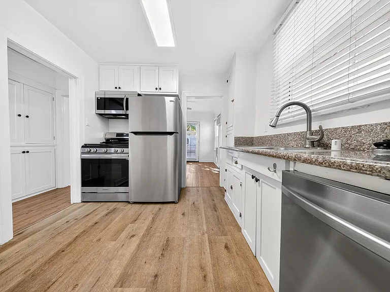 5225 De Longpre Ave — Photo 11