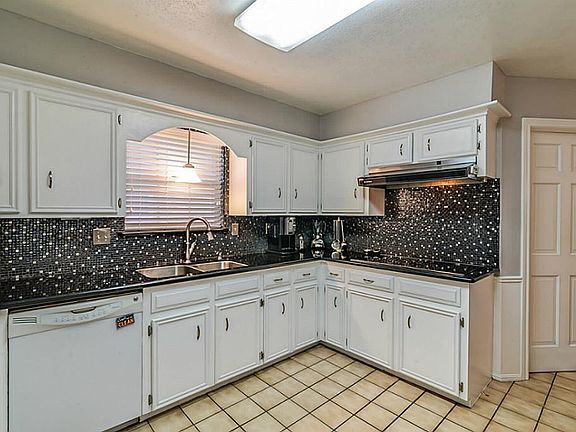 4th image of 3830 Glenheather Dr