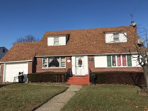 2nd image of 560 Roy St