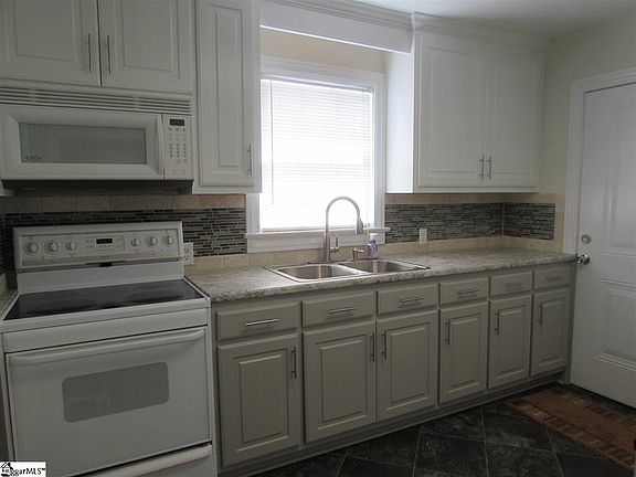 3rd image of 300 Donnybrook Ave