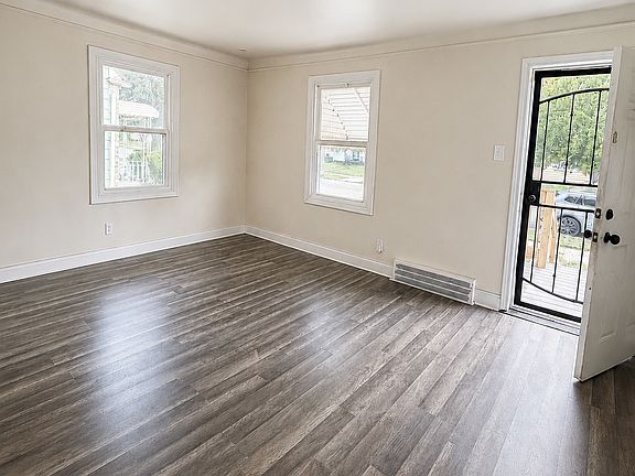 3rd image of 20461 Manor St