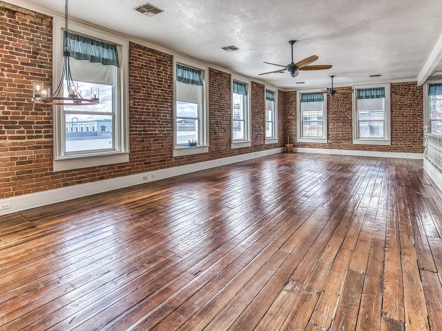2 bed, 1.0 bath, 1793 sqft, $2,400 — Photo 2