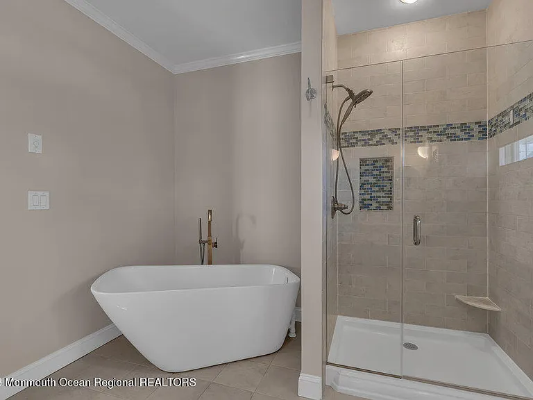 323 E Main St — Photo 19